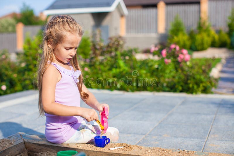 Garotinha Da Pré-escola Brincando Com Bonecas. Feliz E Excitante Festa De  Chá Infantil Com Brinquedos. Jogos De Papel Para Criança Foto de Stock -  Imagem de caucasiano, bonecas: 256652942