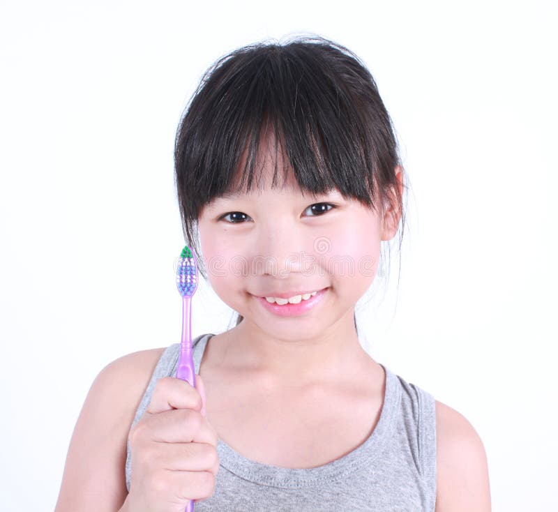 Menina bonito que escova seus dentes imagens de stock Menina bonito que escova seus dentes imagens de stock