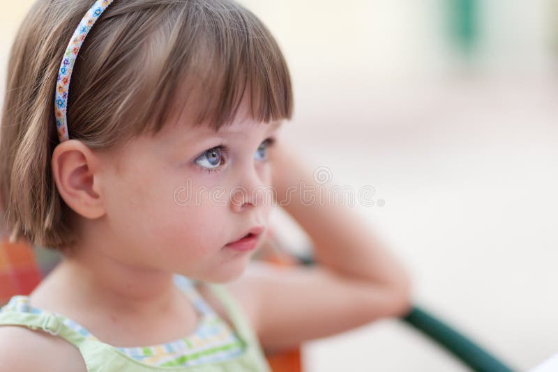 Menina bonito que espera alguém ou algo fotos de stock Menina bonito que espera alguém ou algo fotos de stock