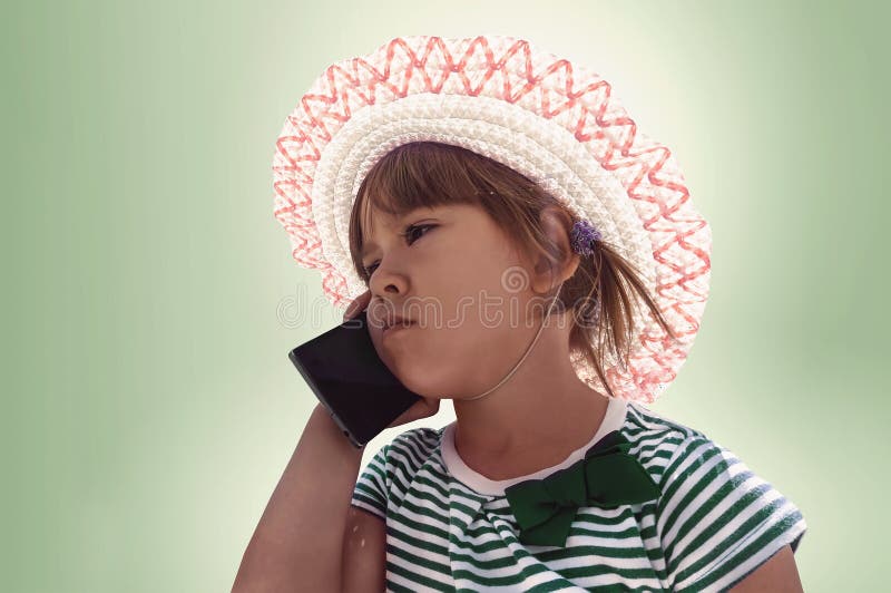 Menina bonito que fala no telefone de pilha foto de stock Menina bonito que fala no telefone de pilha foto de stock