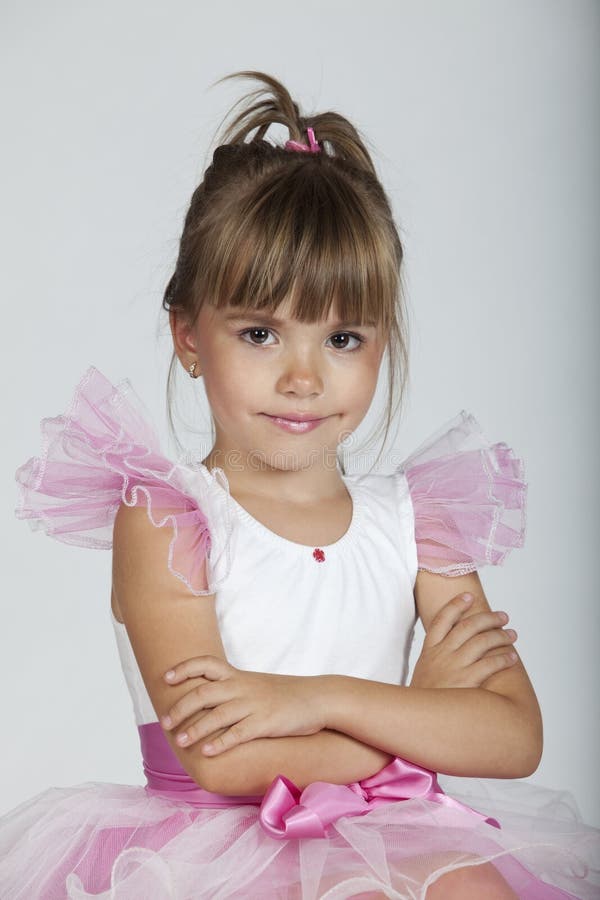 Menina bonito que levanta em seu tutu foto de stock Menina bonito que levanta em seu tutu foto de stock