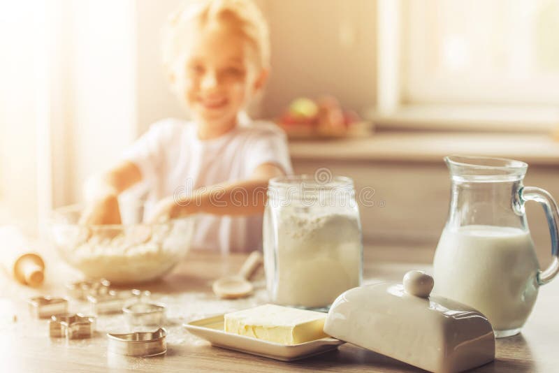 Menina bonito que olha a câmera e o sorriso fotografia de stock Menina bonito que olha a câmera e o sorriso fotografia de stock
