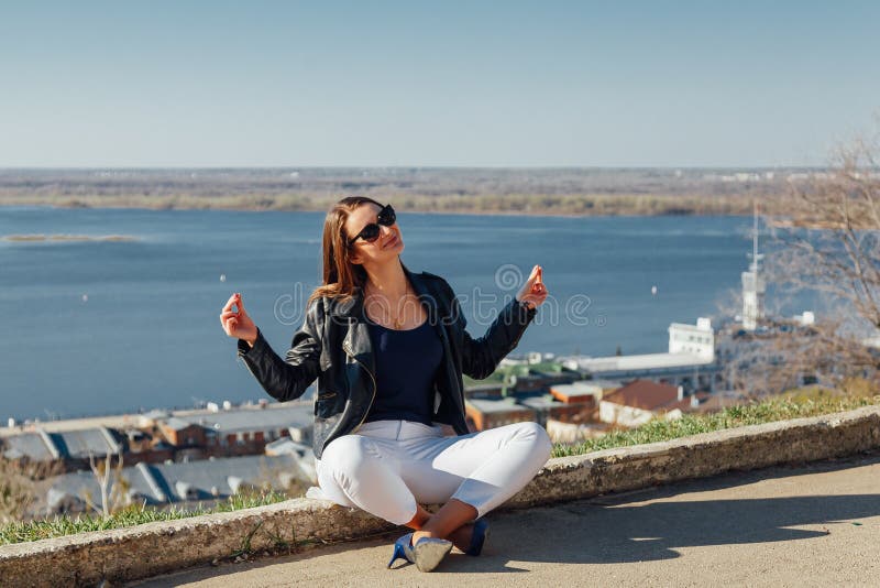 Menina bonito que senta-se na meditação no galerejnoj foto de stock Menina bonito que senta-se na meditação no galerejnoj foto de stock