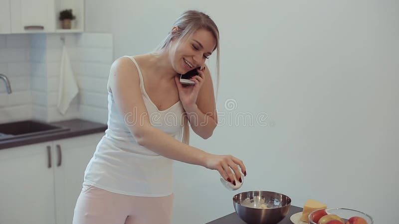 Uma Bela Garota Caucasiana Joga Xadrez Com Um Cara Americano