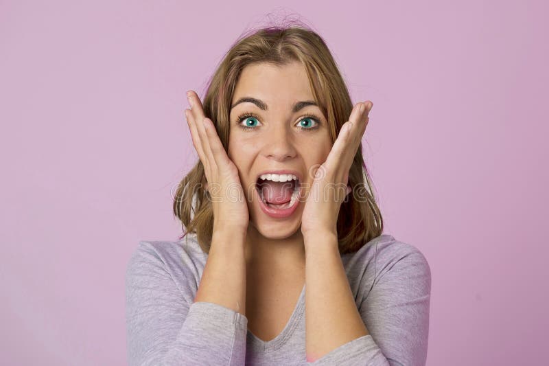 A menina caucasiano loura bonita e atrativa nova com olhos azuis bonitos em seu 20s entusiasmado e feliz com boca abriu em s agra fotos de stock royalty free A menina caucasiano loura bonita e atrativa nova com olhos azuis bonitos em seu 20s entusiasmado e feliz com boca abriu em s agra fotos de stock royalty free