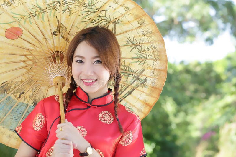 Menina chinesa com vestido Cheongsam tradicional fotografia de stock Menina chinesa com vestido Cheongsam tradicional fotografia de stock