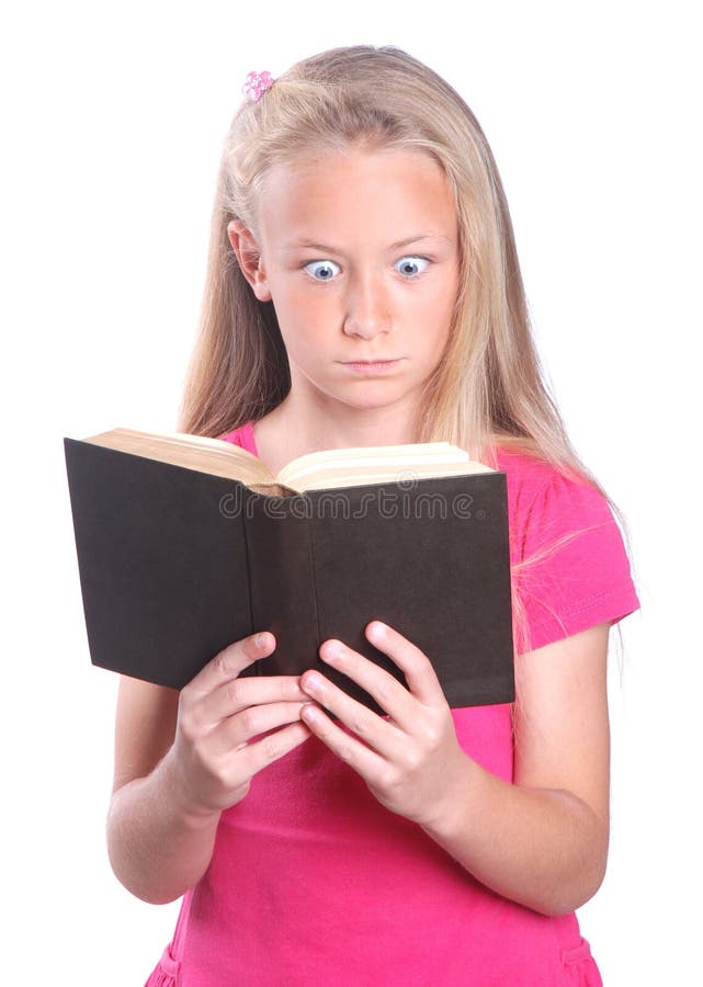 A menina choc sobre o livro foto de stock A menina choc sobre o livro foto de stock