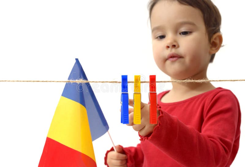 Menina com a bandeira romena no branco imagem de stock Menina com a bandeira romena no branco imagem de stock