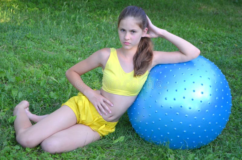 Menina com a bola grande para a aptidão foto de stock Menina com a bola grande para a aptidão foto de stock