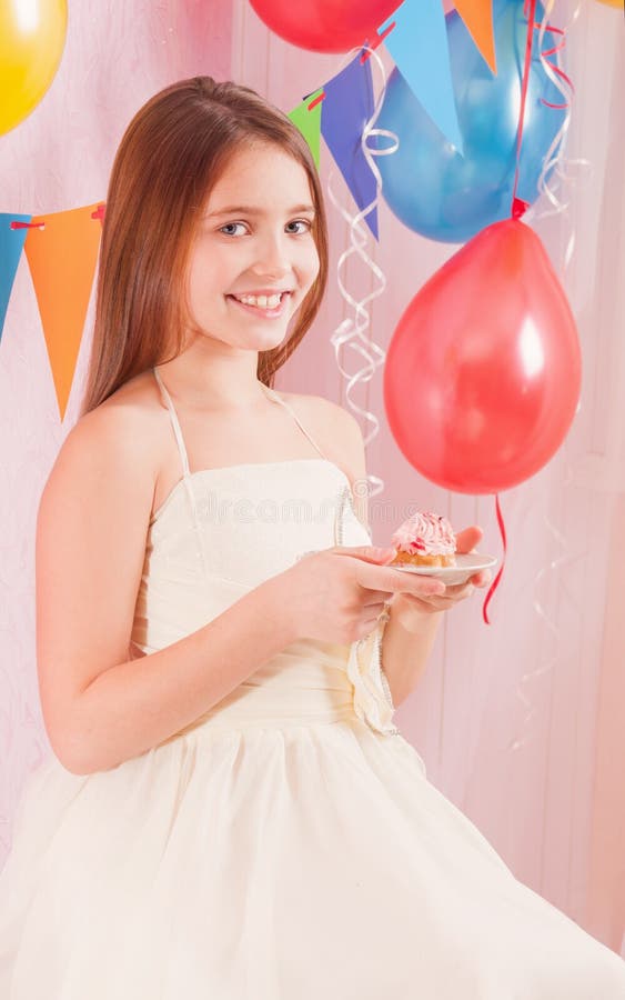 Menina com bolo de aniversário imagens de stock royalty free Menina com bolo de aniversário imagens de stock royalty free