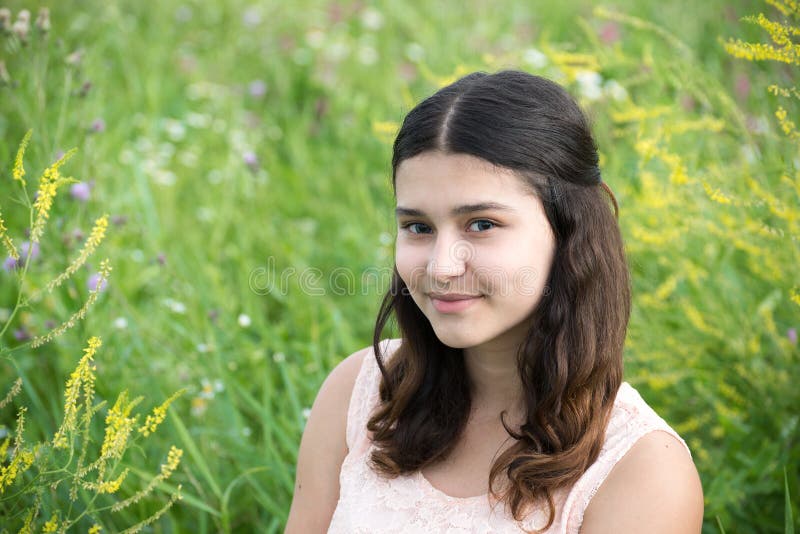 Retrato Da Menina Bonita 15 Anos Foto de Stock - Imagem de cabelo, vila:  78012534