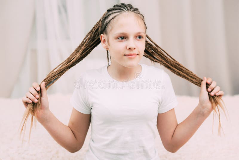 Anime Desenho Manga Girl Braid, pintados à mão cabelo amarelo dos