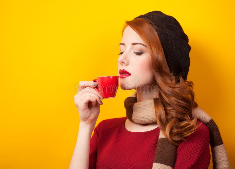 Menina com copo vermelho fotografia de stock royalty free Menina com copo vermelho fotografia de stock royalty free