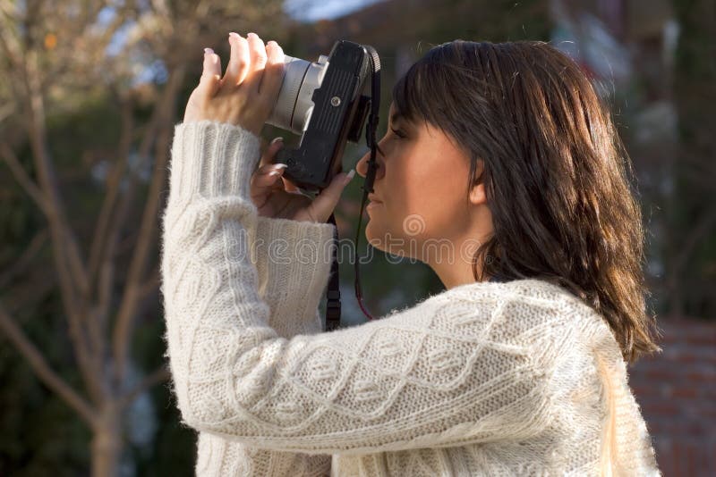 Menina com a câmera da foto de SLR imagens de stock royalty free Menina com a câmera da foto de SLR imagens de stock royalty free