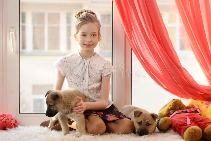 Menina com dois cachorrinhos imagem de stock Menina com dois cachorrinhos imagem de stock