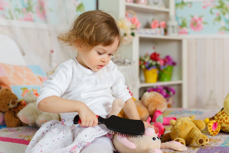 Menina com escova de cabelo. imagens de stock Menina com escova de cabelo. imagens de stock