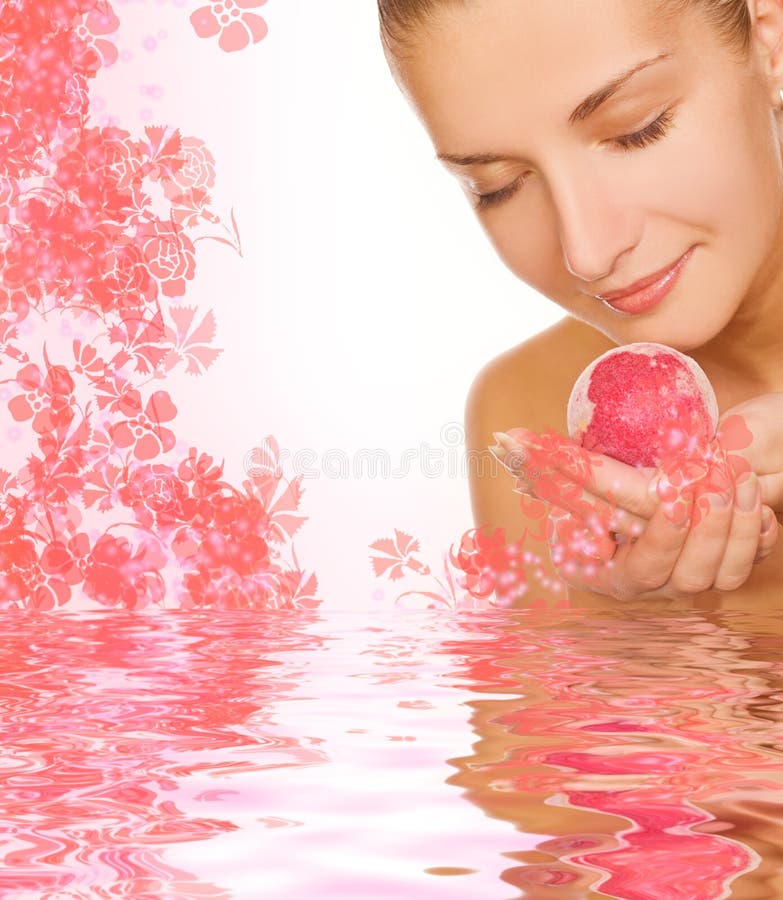 Menina com a esfera do banho do aroma