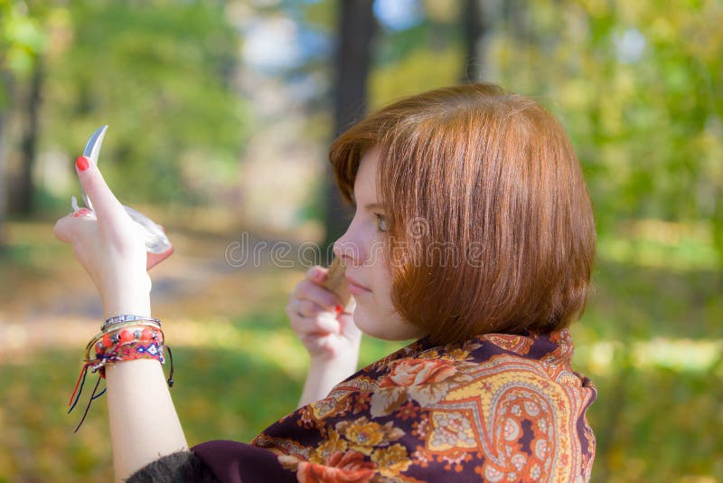 Menina com espelho imagens de stock royalty free