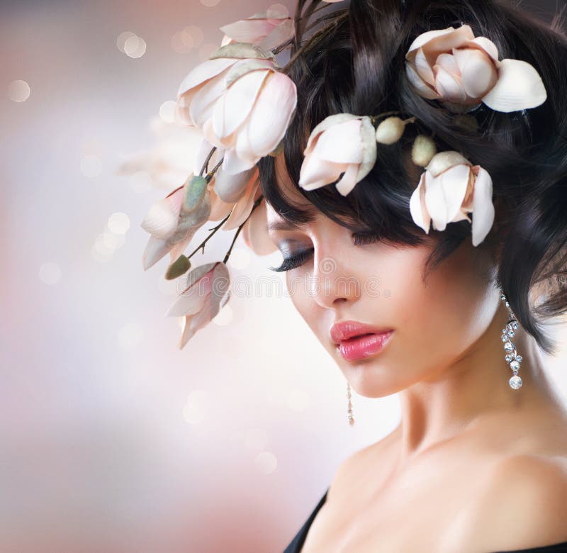 Menina com flores do Magnolia fotografia de stock royalty free Menina com flores do Magnolia fotografia de stock royalty free