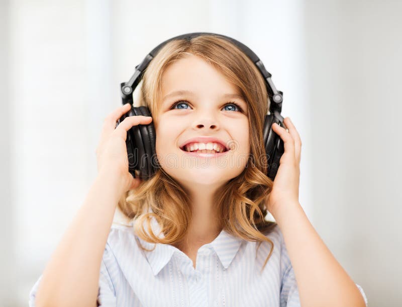 Menina Com Fones De Ouvido Em Casa Imagem De Stock Imagem De Home Musical 33875005