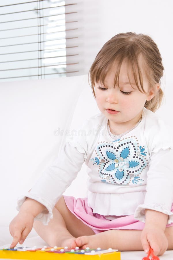 Garotinha Da Pré-escola Brincando Com Bonecas. Feliz E Excitante Festa De  Chá Infantil Com Brinquedos. Jogos De Papel Para Criança Foto de Stock -  Imagem de caucasiano, bonecas: 256652942