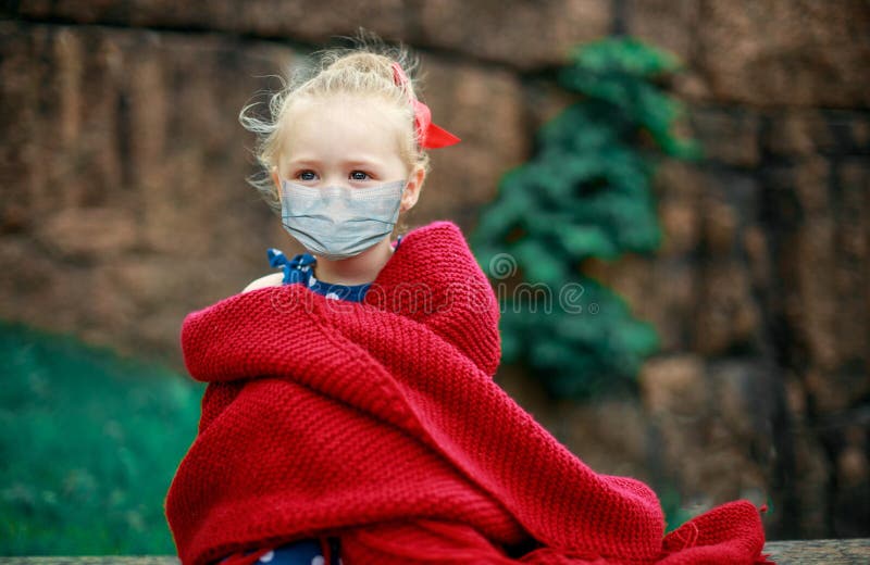 Menina com máscara de proteção. epidemia infantil foto de stock