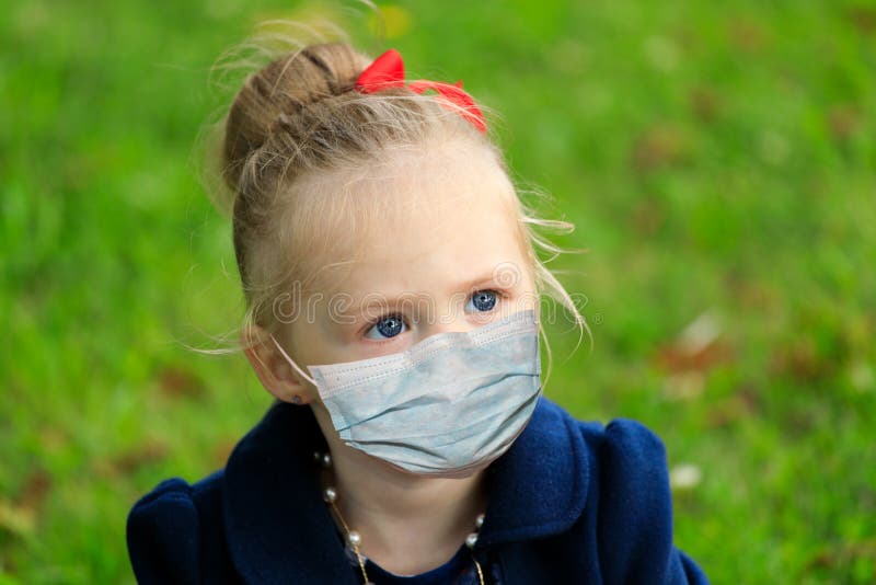 Menina com máscara de proteção. epidemia infantil foto de stock