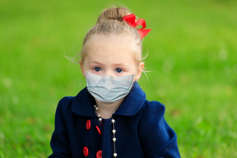 Menina com máscara de proteção. epidemia infantil foto de stock
