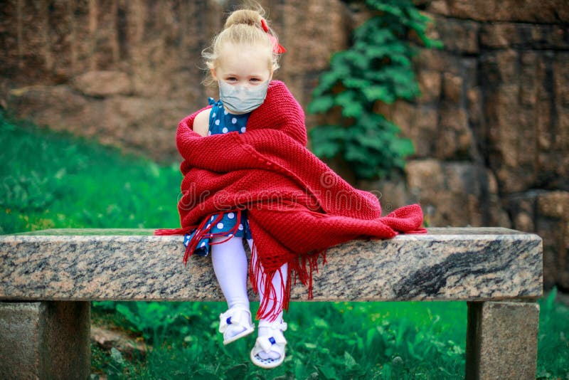 Menina com máscara de proteção. epidemia infantil imagem de stock