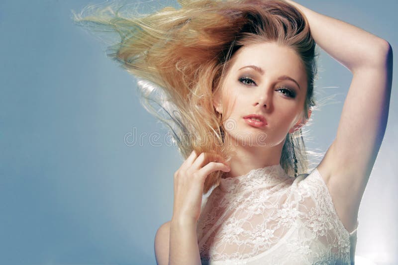 Menina com o cabelo louro longo que levanta no dia ventoso. imagens de stock Menina com o cabelo louro longo que levanta no dia ventoso. imagens de stock