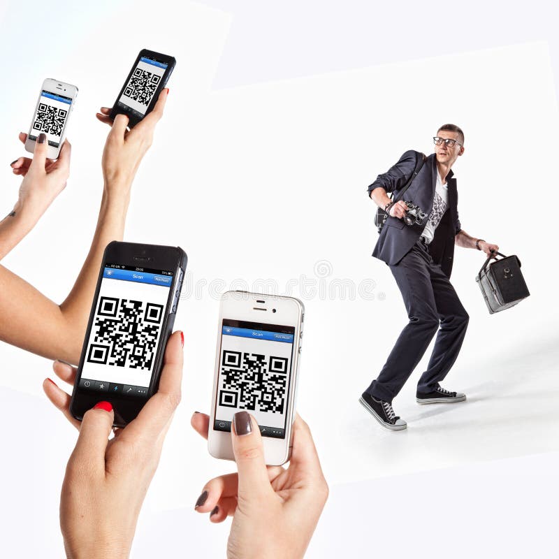 Menina com os telefones que fazem a varredura do QR-código no t-shirt do fotógrafo foto de stock royalty free Menina com os telefones que fazem a varredura do QR-código no t-shirt do fotógrafo foto de stock royalty free