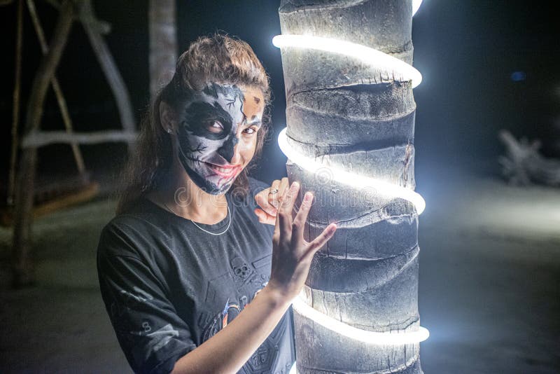 Bruxa Assustadora Sentada Perto Do Caixão Com Cadáver Durante a Festa De  Halloween No Cemitério Artificial Na Praia Foto de Stock Editorial - Imagem  de corvo, cara: 170544693