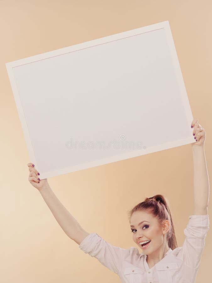 Menina com placa da apresenta??o vazia imagens de stock Menina com placa da apresenta??o vazia imagens de stock