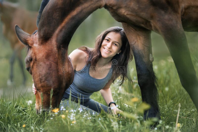 Mulher E Cavalo Pulando Uma Cerca Imagem de Stock - Imagem de equestre,  animal: 208048229