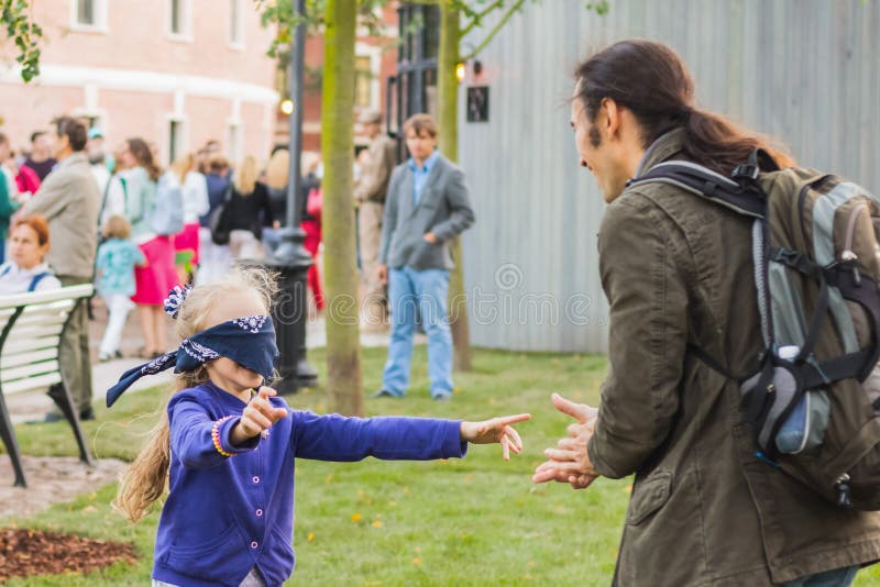 Pais De Travamento Da Menina De Olhos Vendados Que Jogam O Jogo Do  Esconde-esconde Foto de Stock - Imagem de amor, movimento: 143988726