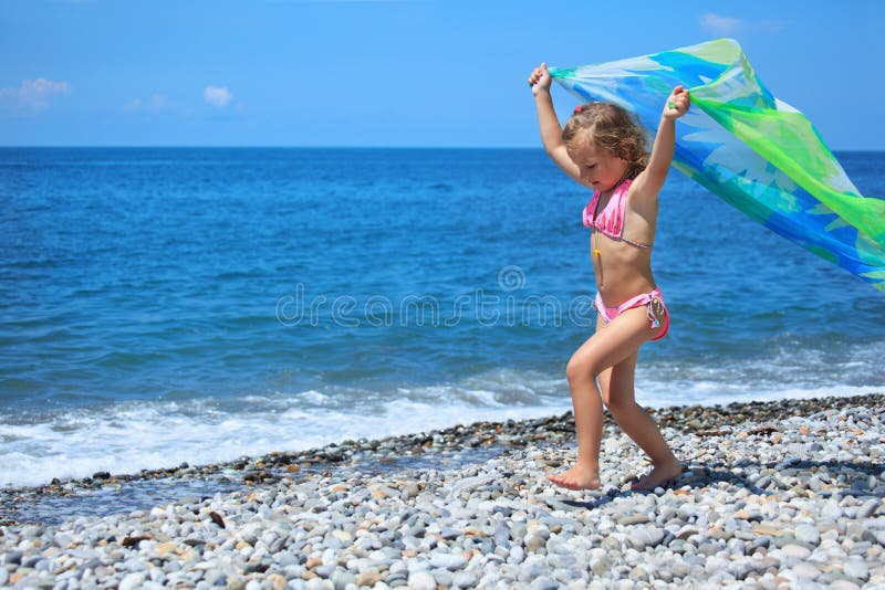 Menina com tela no seacoast rochoso fotos de stock Menina com tela no seacoast rochoso fotos de stock