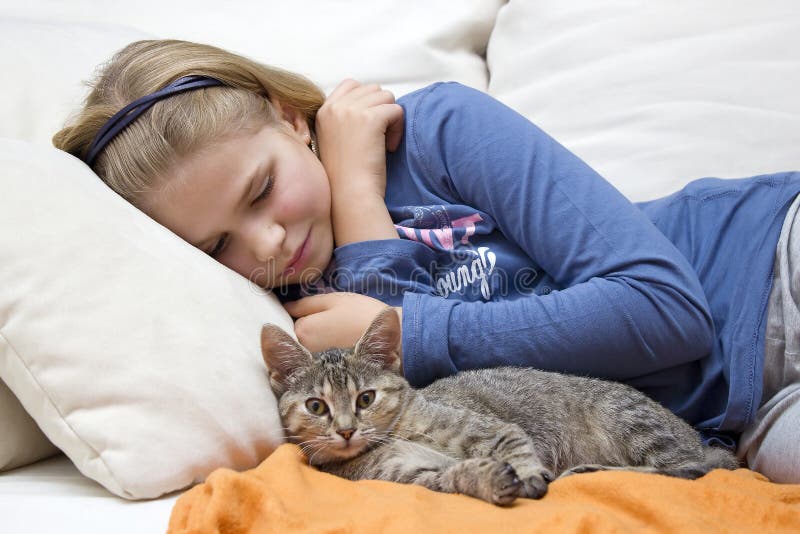 Menina com um gatinho foto de stock royalty free