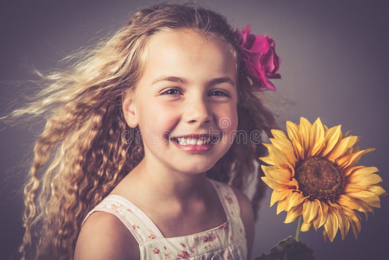 Menina com um girassol fotografia de stock royalty free Menina com um girassol fotografia de stock royalty free