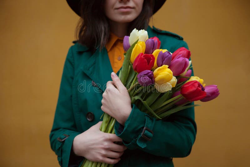 Menina com um ramalhete das flores fotografia de stock Menina com um ramalhete das flores fotografia de stock