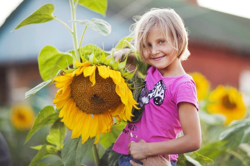 menina com uma flor fotografia de stock menina com uma flor fotografia de stock