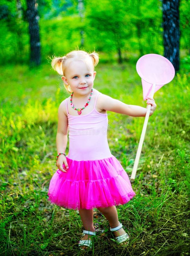 Menina com uma rede da borboleta imagem de stock Menina com uma rede da borboleta imagem de stock