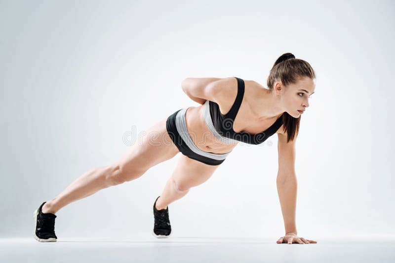 Menina concentrada que está na prancha foto de stock Menina concentrada que está na prancha foto de stock