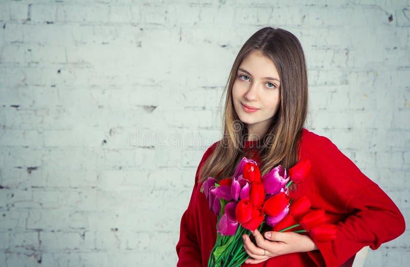 Menina consideravelmente adolescente com tulipas fotos de stock Menina consideravelmente adolescente com tulipas fotos de stock
