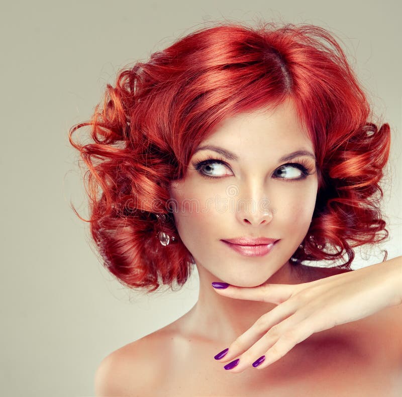 Menina consideravelmente red-haired fotos de stock Menina consideravelmente red-haired fotos de stock