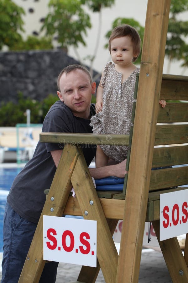 Menina curiosa e pai a caminhar ao ar livre imagens de stock