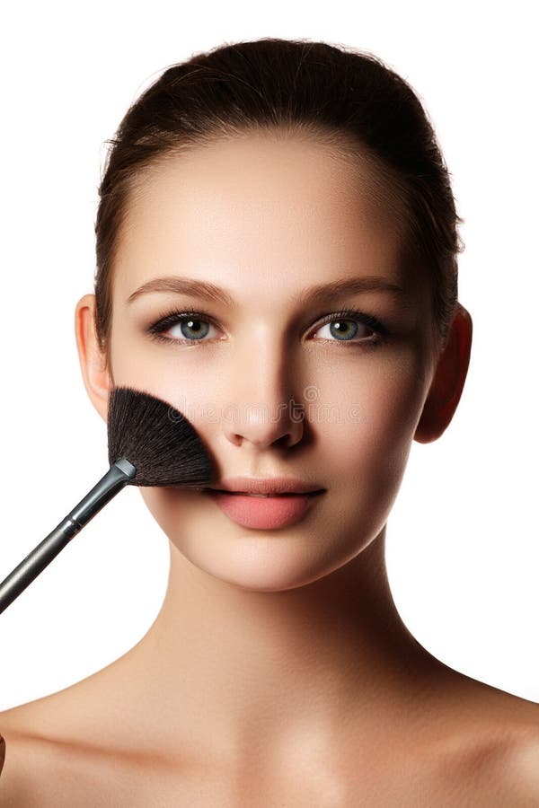 Menina da beleza com escovas da composição Natural compense pela morena Wo imagem de stock royalty free Menina da beleza com escovas da composição Natural compense pela morena Wo imagem de stock royalty free
