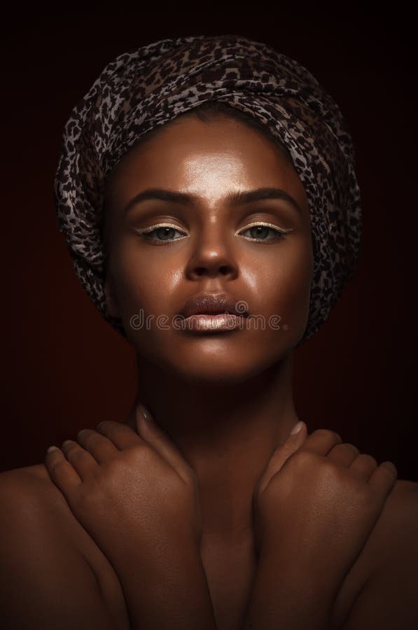 Menina da beleza da forma Retrato lindo da mulher Corte de cabelo à moda foto de stock royalty free Menina da beleza da forma Retrato lindo da mulher Corte de cabelo à moda foto de stock royalty free