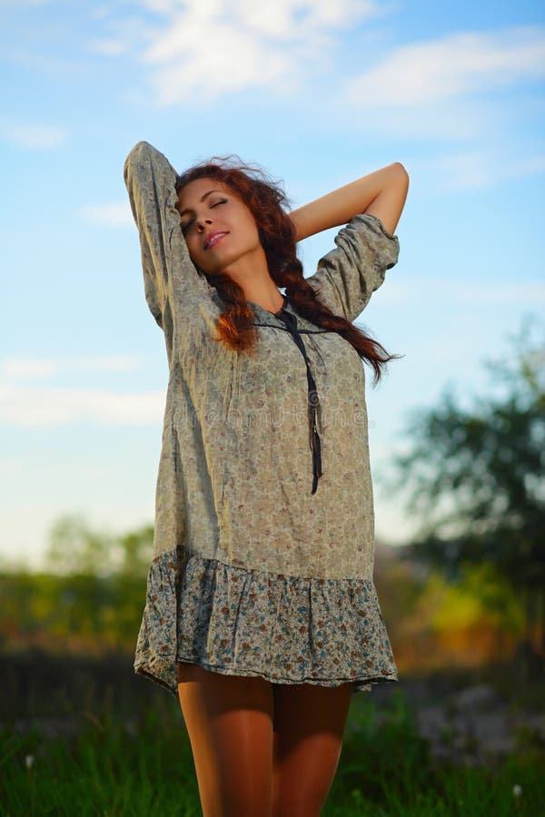 Rapariga bonita na natureza foto de stock royalty free
