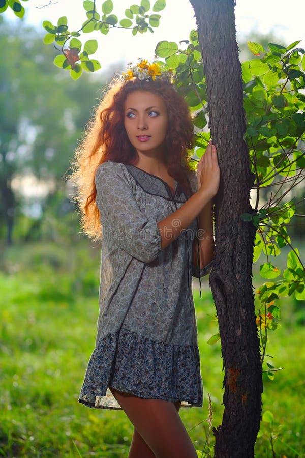 Linda rapariga na natureza fotografia de stock royalty free