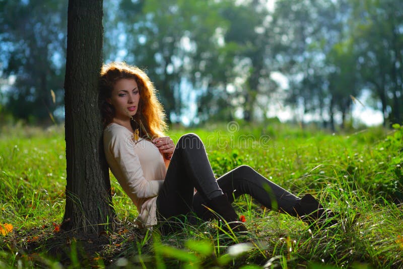 Menina da beleza fora fotos de stock royalty free